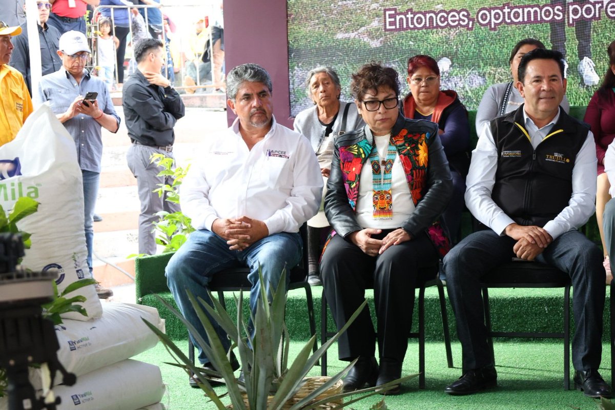 CAPCEEGobPue's tweet photo. ¡Desde el @Gob_Puebla trabajamos por mejores espacios educativos!✨️🏫
El gobernador @armentapuebla_ y el director general del #CAPCEE, Alejandro Loranca, encabezaron la entrega de la construcción de tres aulas para la primaria "Redención" de #Cuautinchán.
#PorAmorAPuebla🫶🏻 https://t.co/DbIQ5vShZ2
