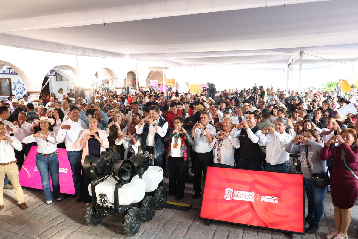 CAPCEEGobPue's tweet photo. ¡Desde el @Gob_Puebla trabajamos por mejores espacios educativos!✨️🏫
El gobernador @armentapuebla_ y el director general del #CAPCEE, Alejandro Loranca, encabezaron la entrega de la construcción de tres aulas para la primaria "Redención" de #Cuautinchán.
#PorAmorAPuebla🫶🏻 https://t.co/DbIQ5vShZ2