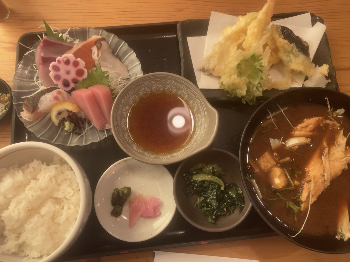 Mark_K54's tweet photo. 魚系も好き
旬のお造りに焼き魚
魚介の天ぷらに赤だし
サイコー\( ˆoˆ )/ https://t.co/lcuQamcfou