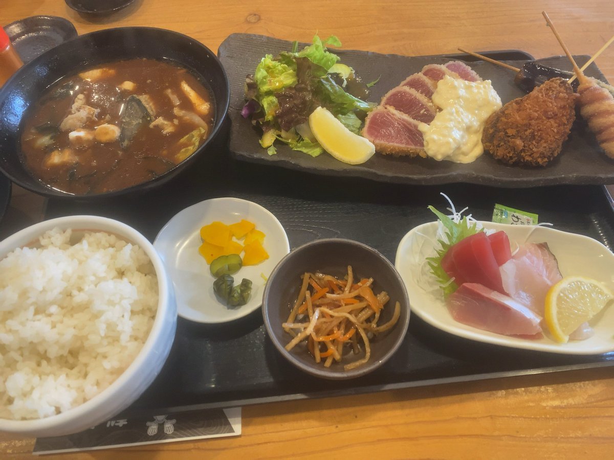 Mark_K54's tweet photo. 魚系も好き
旬のお造りに焼き魚
魚介の天ぷらに赤だし
サイコー\( ˆoˆ )/ https://t.co/lcuQamcfou