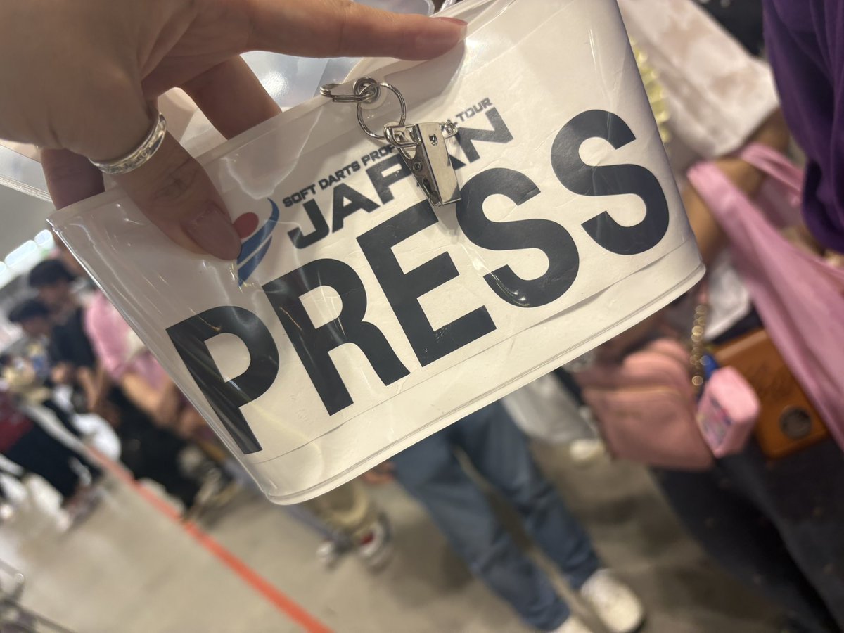 mayodarts's tweet photo. 皆様にお知らせです。

本来、試合しているところは撮影禁止です。

しかし、
JAPANのオフィシャルメインスポンサーをしている企業様の中には、こちらのPRESSパスを付けていて、撮影可能な方もいます。

お間違えのないようにお願いしますー！！ https://t.co/xn1ZCl9mgj