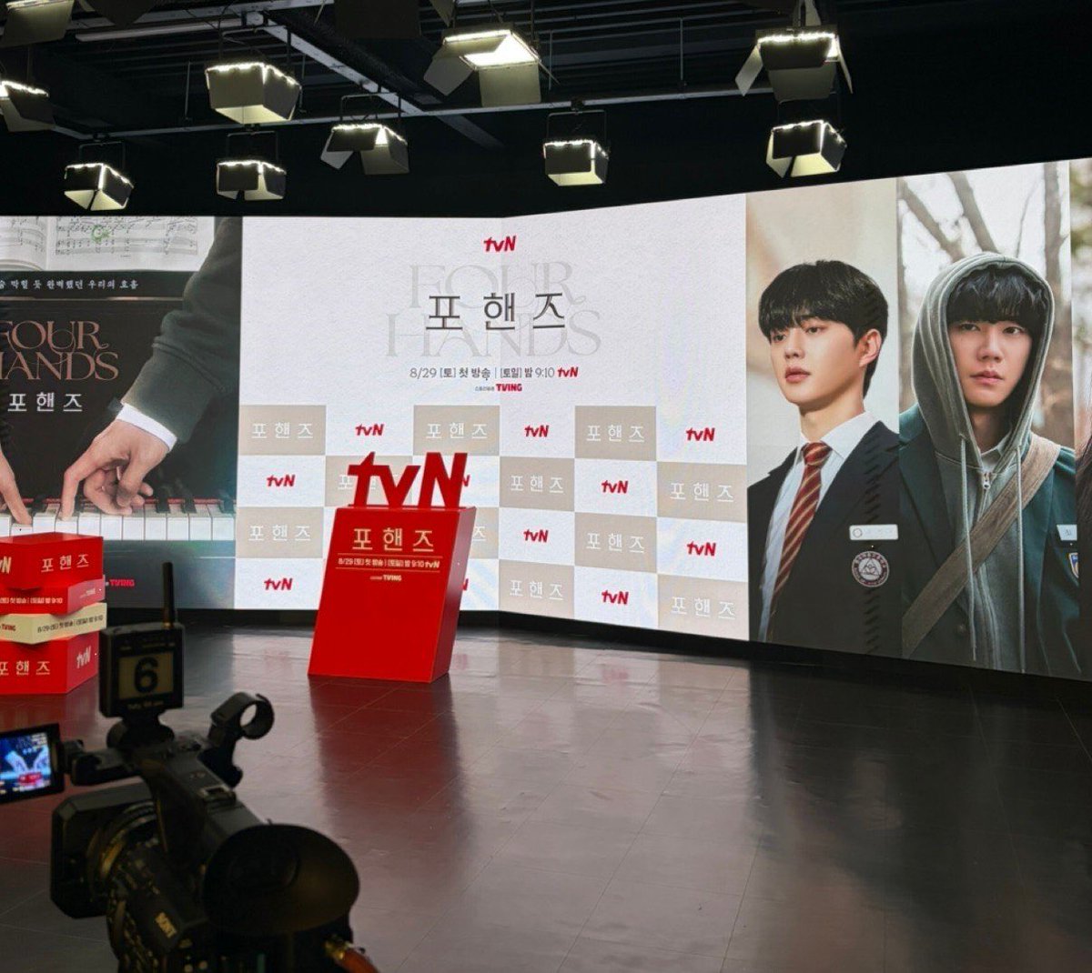 PBFAII's tweet photo. ขนาดรูปงานแถลงข่าวยังถ่ายมาแค่นี้แกเห็นฃเส้นผมขอบๆรูปมั้ยทำไมไม่ให้เกียรตินักแสดงด้วยกันเลยอ่าแย่ตั้งแต่ยังไม่ออนเลย https://t.co/LvG1L9OLGT