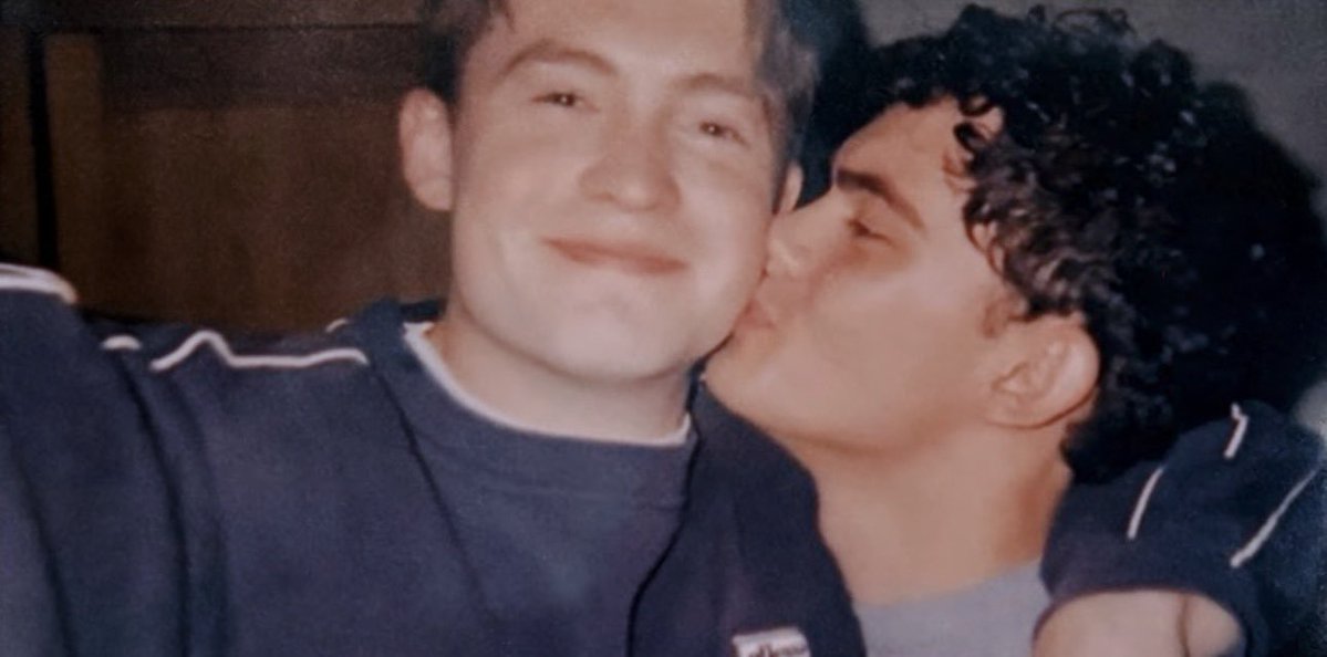 jjeancampos's tweet photo. Só quem acompanha Heartstopper desde o comecinho entende o vazio que é terminar a sua série de conforto. Em um mundo cheio de homofobia, preconceito e tanta coisa pesada, Nick, Charlie e todos os personagens foram conforto, representatividade e esperança. 🌈🍂
Obrigado por tudo! https://t.co/ZTrfoaTqkj