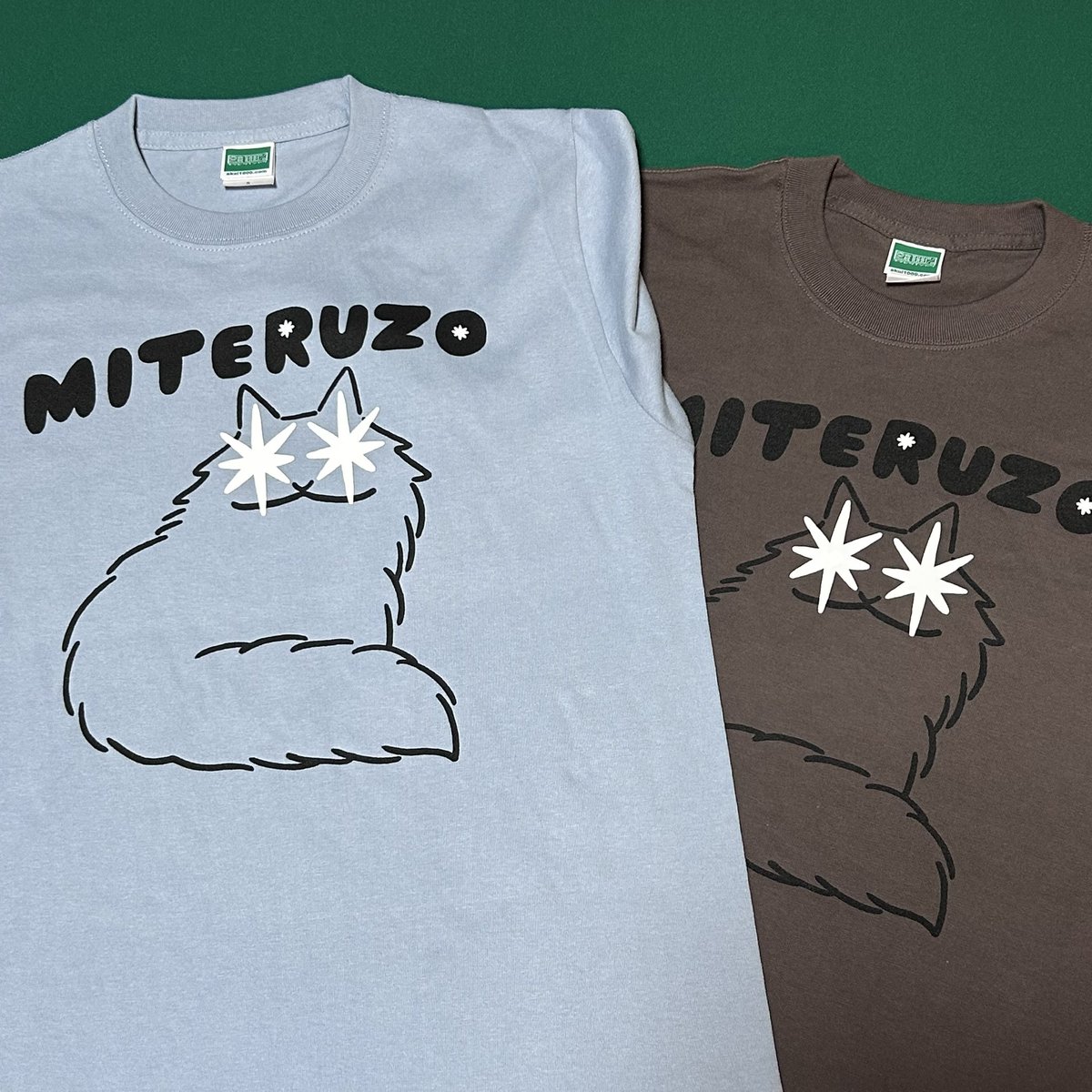 akui1000's tweet photo. ネコ市ネコ座@東京まであと一週間！

子猫ブースK-003「ねこTシャツ1000％」では最新作『MITERUZO（見てるぞ）』を筆頭にクスッとくるデザインのねこTシャツをあれこれ販売します！

優先入場できるお得な前売りチケットの購入がオススメですよー！

#ネコ市ネコ座 https://t.co/NOQHBXpOTD