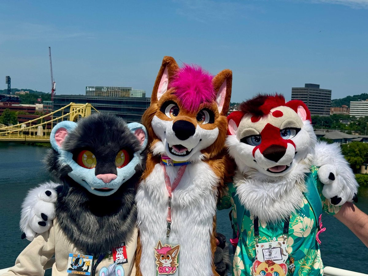 AllisonLuxray's tweet photo. Mi familia 💖
Happy I got to see them at AC!

🦦: @TrickyFusker 
🐶: @dorkyhusky 

#fursuitfriday https://t.co/urFLy2guCW