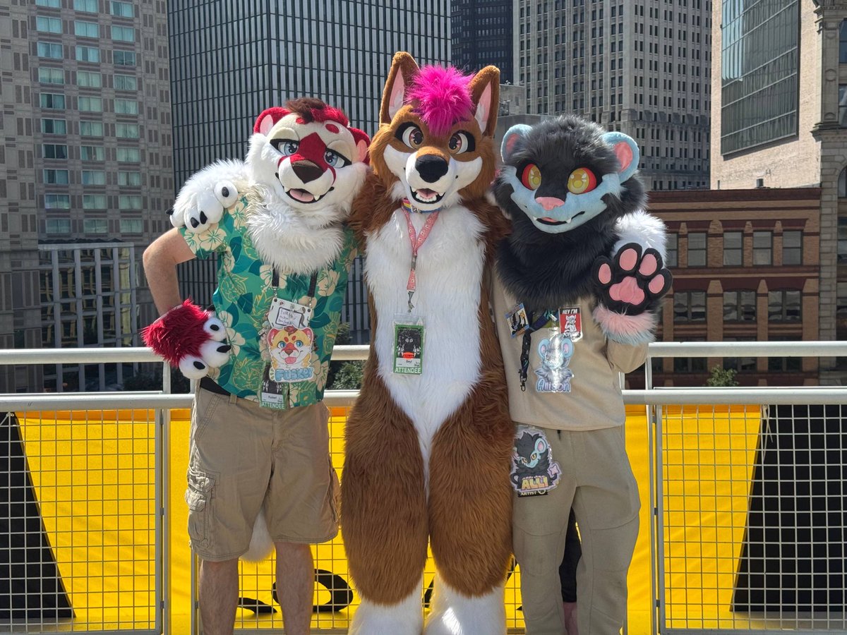 AllisonLuxray's tweet photo. Mi familia 💖
Happy I got to see them at AC!

🦦: @TrickyFusker 
🐶: @dorkyhusky 

#fursuitfriday https://t.co/urFLy2guCW