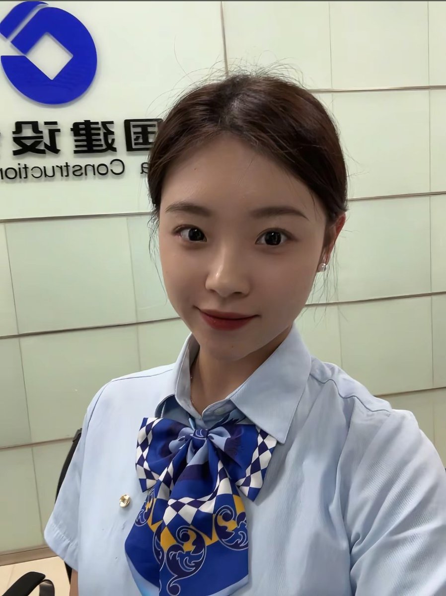 issakman1's tweet photo. 少妇人妻发多了换换口味，来看个00后，西安财大进建行的学霸母狗徐若姮。
第一次见小徐经理，全程鸡巴就没软过，制服掩盖不住的挺拔胸型，一步裙+肉丝包裹的完美腿型，清澈害羞的眼神笨拙的模仿着反差婊前辈们的媚惑拉丝，鉴定为反差开发潜力很大、但还没褪去女大气质的小嫩B😏 https://t.co/VVdB11wiae