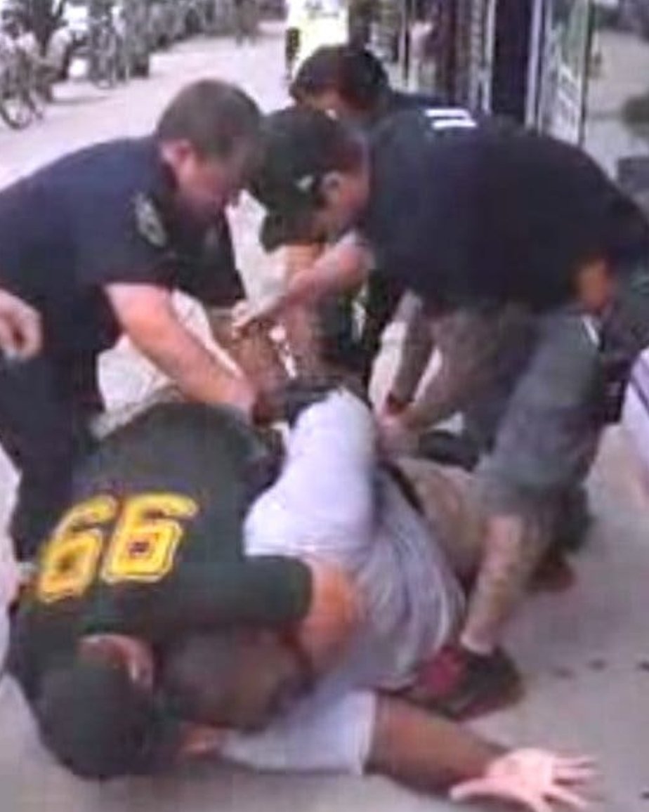 HarryO1975's tweet photo. July 17, 2014 - The .MURDER of Eric Garner. https://t.co/T7LegbQZFT