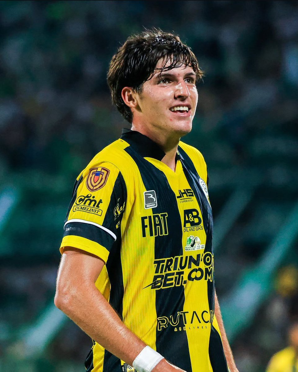 GabrielPeraza_'s tweet photo. Así le está yendo a Juan David Sánchez (2005) en el 2026:

📌 Se consolidó como carrilero/lateral en el XI del Deportivo Táchira
📌 Aportó dos asistencias en el Torneo Apertura de la Liga Futve
📌 Anotó su primer gol con el club

Destacó en el amistoso contra Atlético Nacional. https://t.co/D9g9J3DccZ