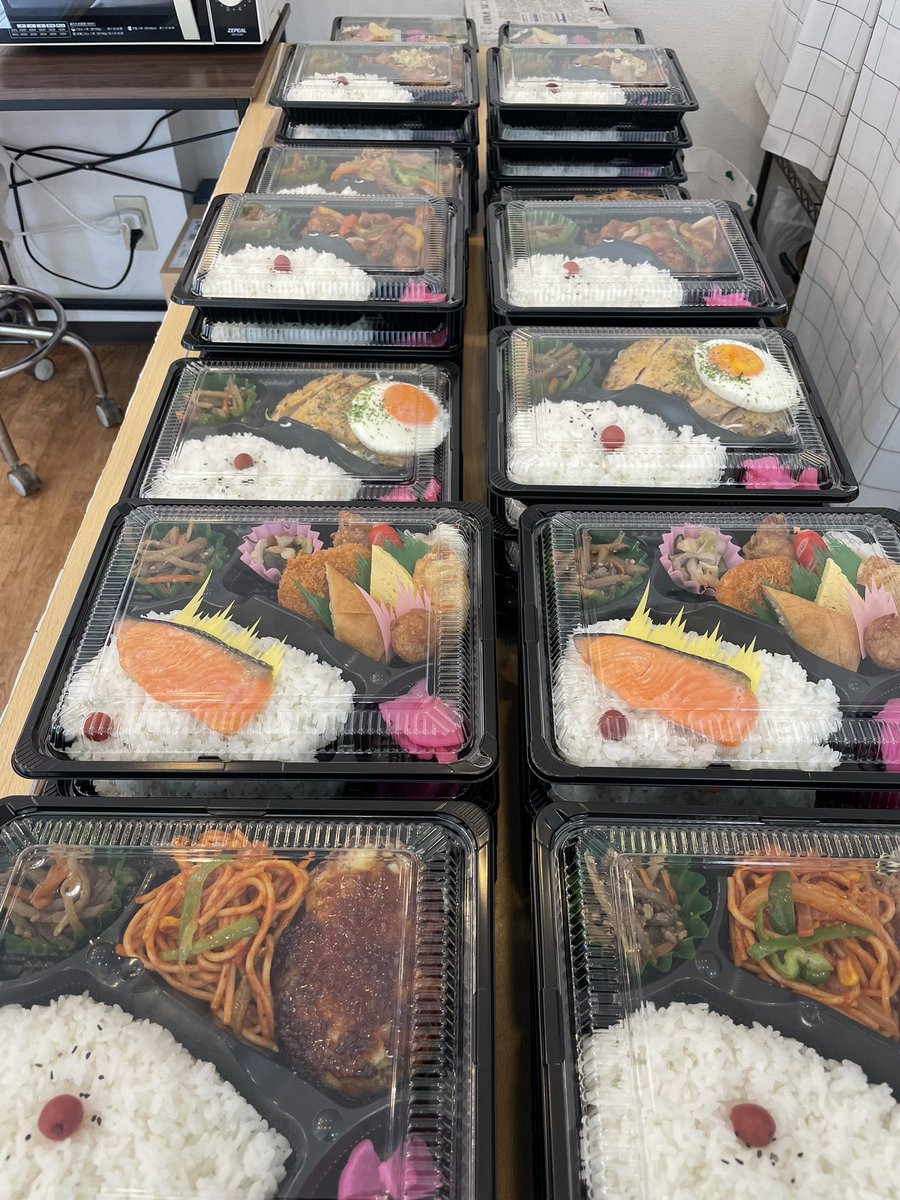 nakamuraya_o's tweet photo. こんにちは、中村屋です😊
昨日よりは少し涼しくて過ごしやすいですね♪
今日の魚弁当は、焼鮭です！
酢鶏弁当もあります。
ウインナーフライも出てますよ♪
お惣菜も色々ご用意しておりますので、ご来店お待ちしております🌸 https://t.co/YCrzLmxgSc
