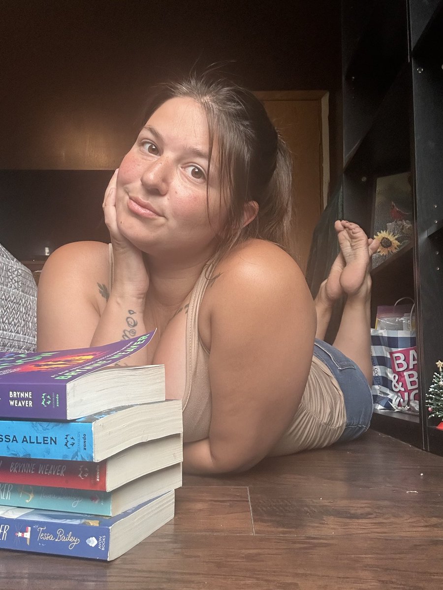 Emilee Honey 📚 tweet media