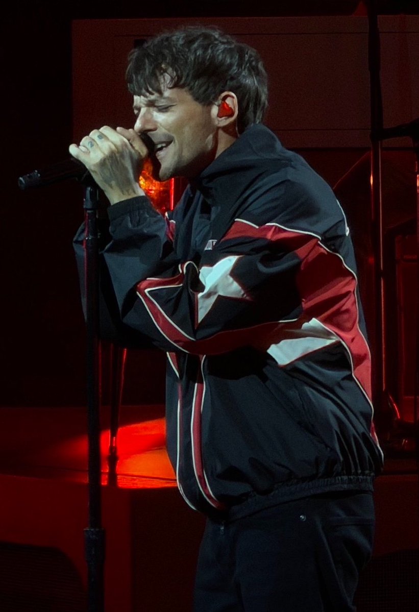 roxx_rxn's tweet photo. amiri windbreaker? oh Louis. this is so fucking hot. But also,the color scheme reminds me of the FiTF era. ♥️ https://t.co/OIdzH4uRsu