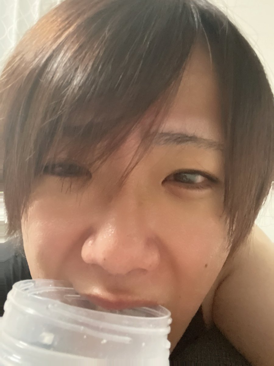 yu_yacchu's tweet photo. ライブの日の朝だー！！！！

今日は楽しむぜー！
寝起きプロテインジジイです https://t.co/ksmyjtA3lL