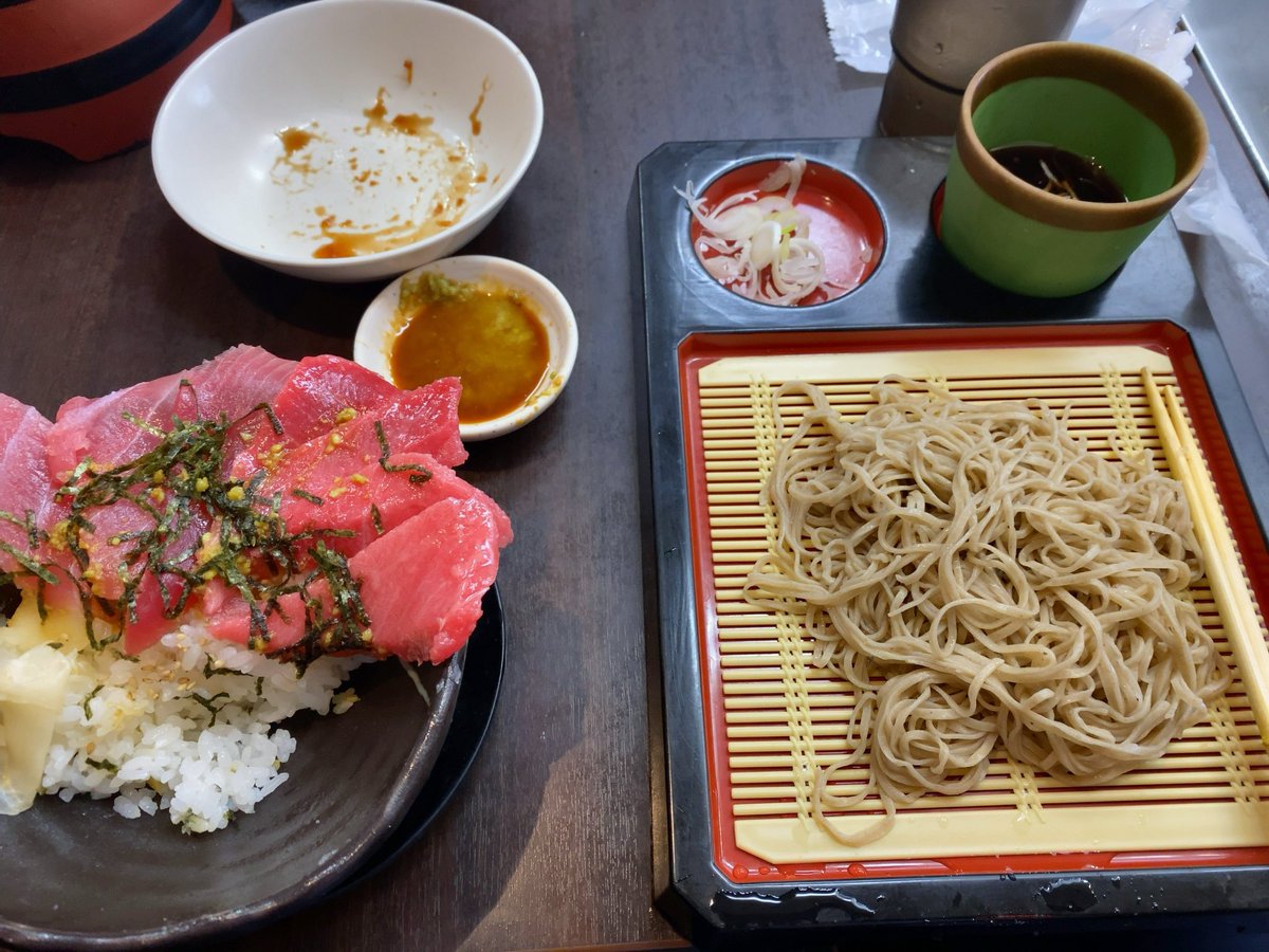 Mark_K54's tweet photo. ご当地物も食べわないとね

福岡はびっくり亭さんのにんにくガッツリ鉄板焼き

���岡は清水港のマグロ尽くし
蕎麦もつけちゃいました https://t.co/nf9pjT8srX