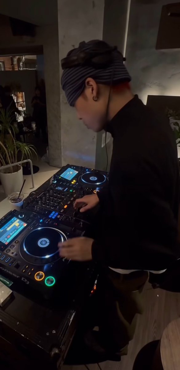 did03030's tweet photo. 님 설마 디제잉하는 빨머 이태석이에요????????? https://t.co/uM3xi816i2