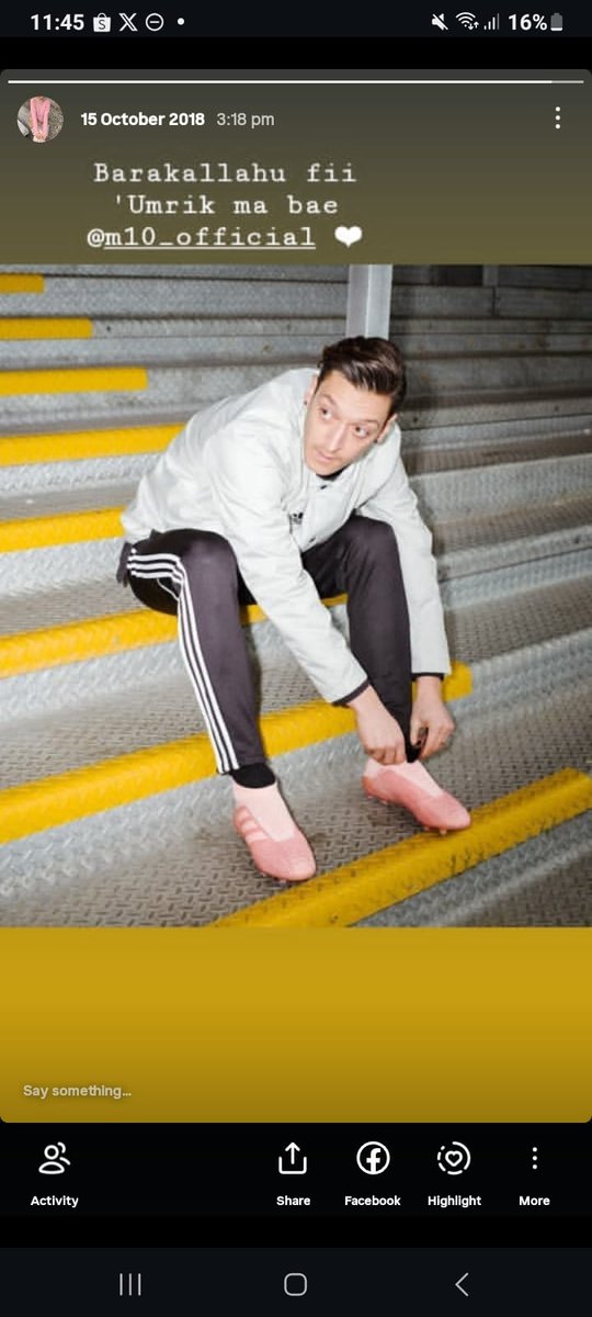 sawliba's tweet photo. what happened in 2018 bcs gwehj ngucapin ozil ultah di story ig utama dgn kalimat BARAKALLAHU FII 'UMRIK 😭😭😭😭 https://t.co/fa1j6lfRAX