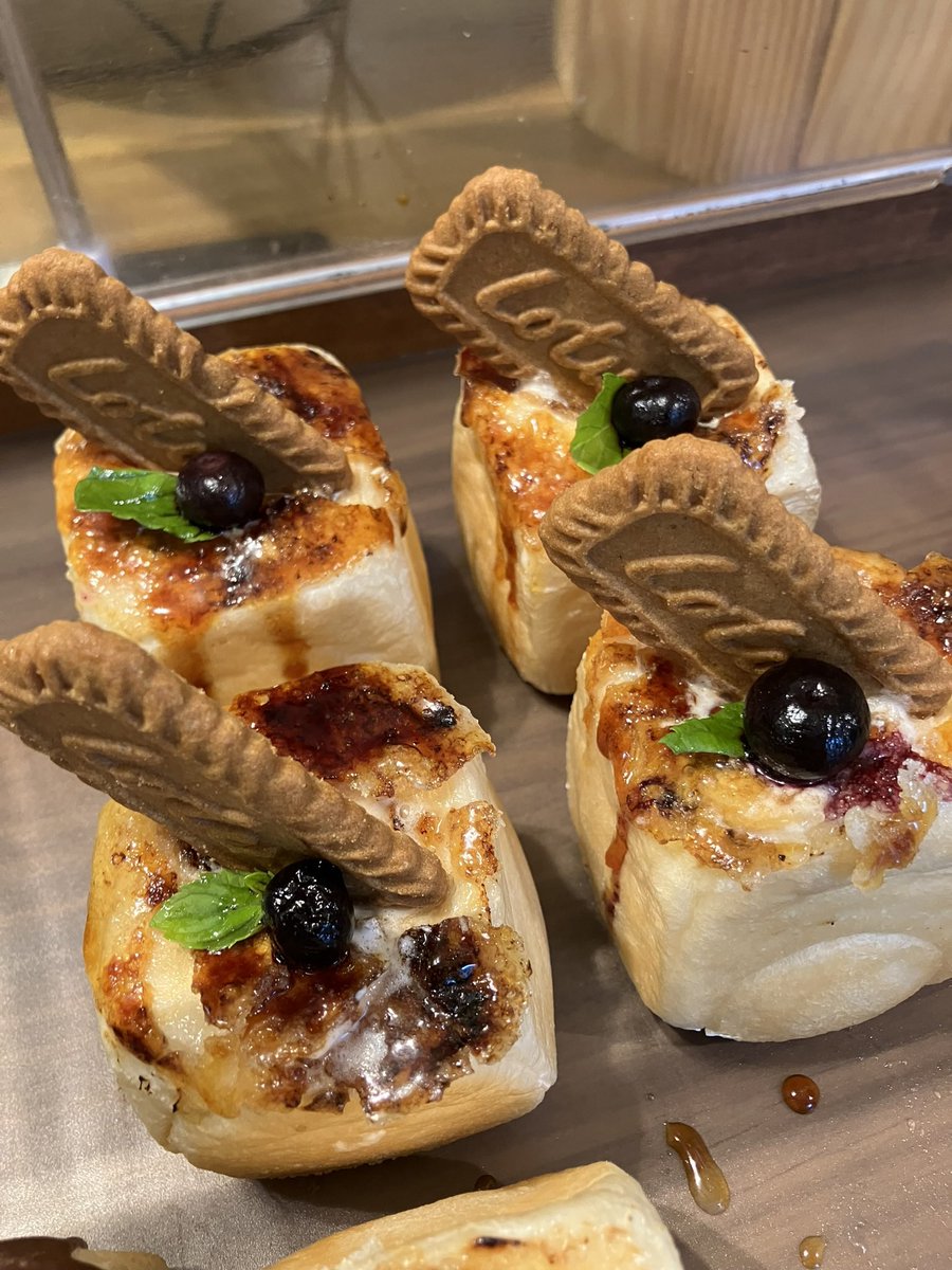arc_bakery's tweet photo. キャラメリゼしたキューブパンに、ロータスビスケットを贅沢にトッピング！

中にはホイップクリームがたっぷり詰まっています。
ザクパリ食感が楽しい、見た目も可愛い自信作（450円）です！

#スイーツパン https://t.co/67f1F4rHa9