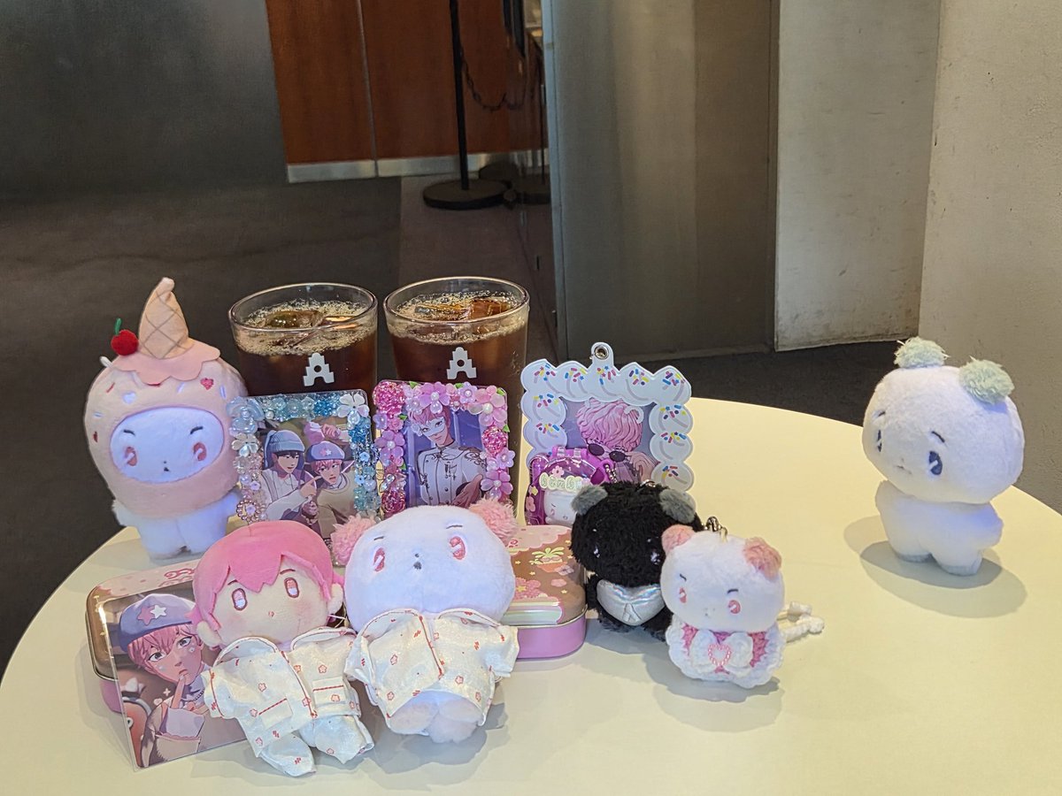 poah63's tweet photo. 7월18일🍀
봉구생일 십카페 방문🩷 
(외롭게 쳐다보는 몌무와 하나의 사진같은 손 ..)
@Wave__912 https://t.co/GNf2pDyo8X
