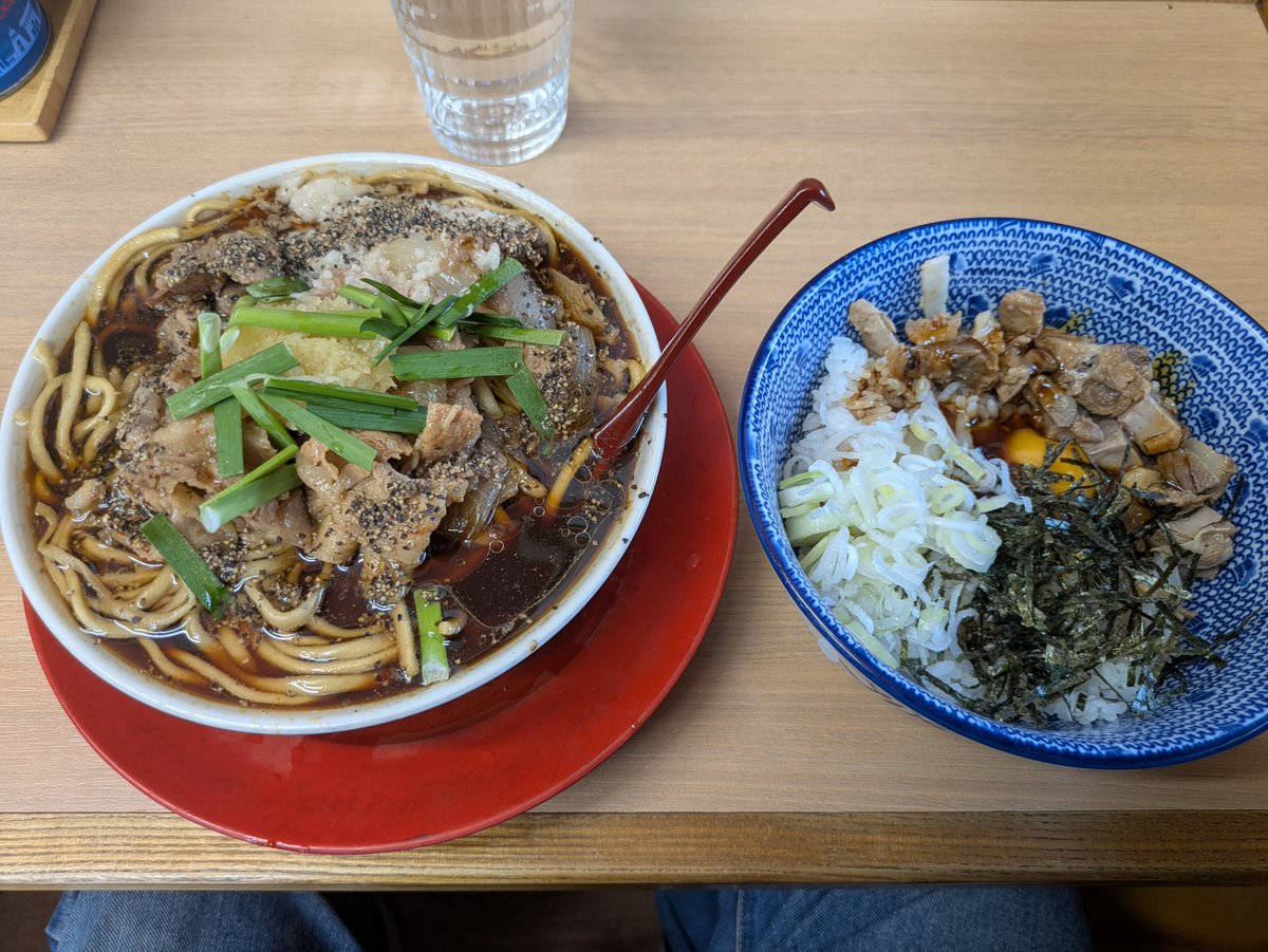 nukonabe0206's tweet photo. 休み4日目、起きた時間が遅かったので行こうと思ってた飯屋は諦めｗ
とりあえず行った事ない二郎系の店行こうと法界院駅に行ったら駐輪場がいっぱいで停められそうにないので却下ｗ

その後は何となく北へ北へバイク走らせたら遠路はるばる赤磐市に突入したので山陽団地の近くにあるラーメン屋ワンタンチンタンアンポンタンにて昼食（店名ｗ）

とりあえずスタミナラーメン大とチャー玉丼を注文・・・

・・・この黒いスープが旨いのよ、いやー最高だわｗ
土曜日もあってか人気店だからか店はいっぱいで並んでました。前に来た時はこんなにも人いなかったのにｗ

ずっと行こう行こうと思ってたラーメン屋に来れてよかったです

#猫鍋ランチ