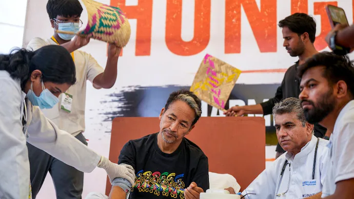 IndiaToday's tweet photo. 𝐃𝐨𝐧'𝐭 𝐚𝐝𝐦𝐢𝐧𝐢𝐬𝐭𝐞𝐫 𝐚𝐧𝐲𝐭𝐡𝐢𝐧𝐠 𝐭𝐨 𝐡𝐢𝐦 𝐰𝐢𝐭𝐡𝐨𝐮𝐭 𝐦𝐲 𝐜𝐨𝐧𝐬𝐞𝐧𝐭, 𝐬𝐚𝐲𝐬 𝐒𝐨𝐧𝐚𝐦 𝐖𝐚𝐧𝐠𝐜𝐡𝐮𝐤'𝐬 𝐰𝐢𝐟𝐞

Activist Sonam Wangchuk was removed by the police from the Jantar Mantar protest site in New Delhi early Saturday, the 21st day of his hunger strike. Questioning the decision to hospitalise him, she claimed her husband appeared fine the day before.

Read more: https://t.co/JtfIPGL49J 

#SonamWangchuk #JantarMantar #Protest