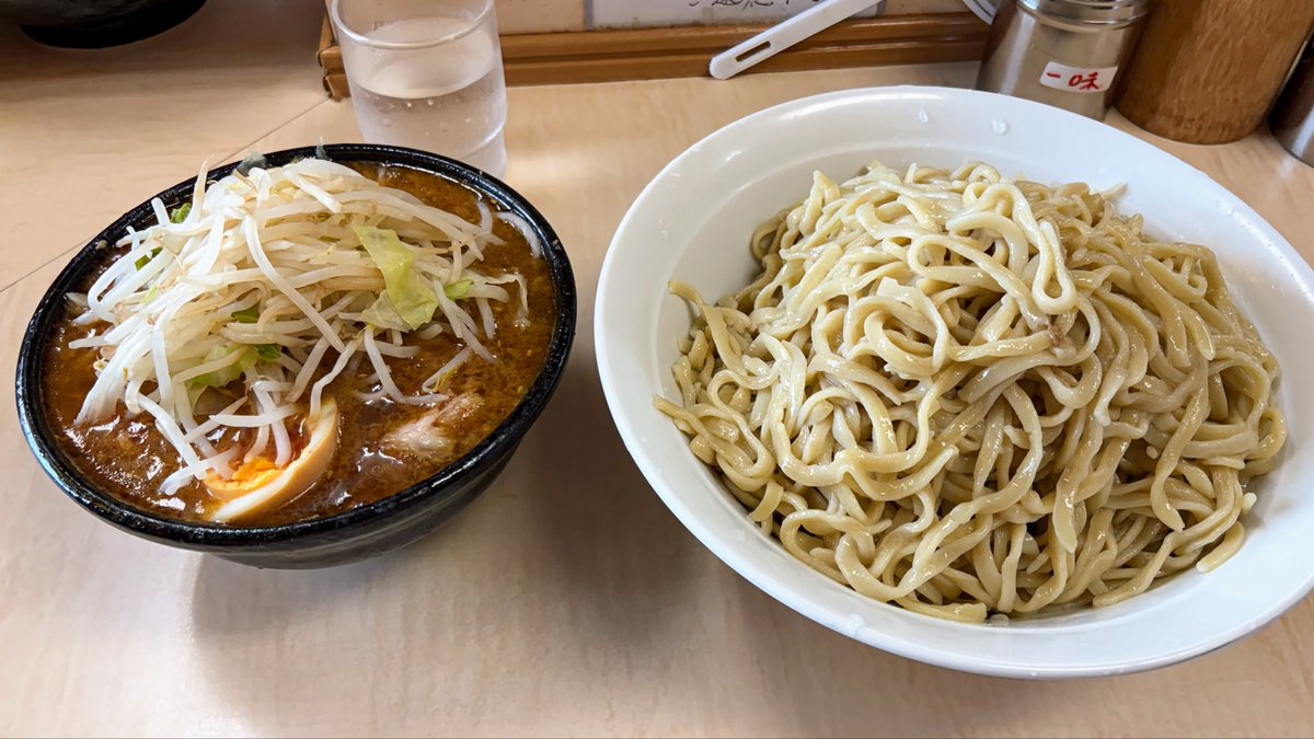 Pirorikun1ek's tweet photo. 🎈ラーメン二郎 京成大久保店🎈
🍜大みそつけ麺＋🐷増し

今日はあんちゃんと味噌つけDay🥳🎶

初訪以来の味噌つけ麺😋
ヤッパリめちゃくちゃ美味かった〜😆
今回も前回の教訓が無意味なほぼ撃沈😂💦
美味いとイッパイ食べたくなっちゃう🤣
ご馳走様でした🙏✨😋

あんちゃん､有難うございました😍 https://t.co/fXhF37Ndht