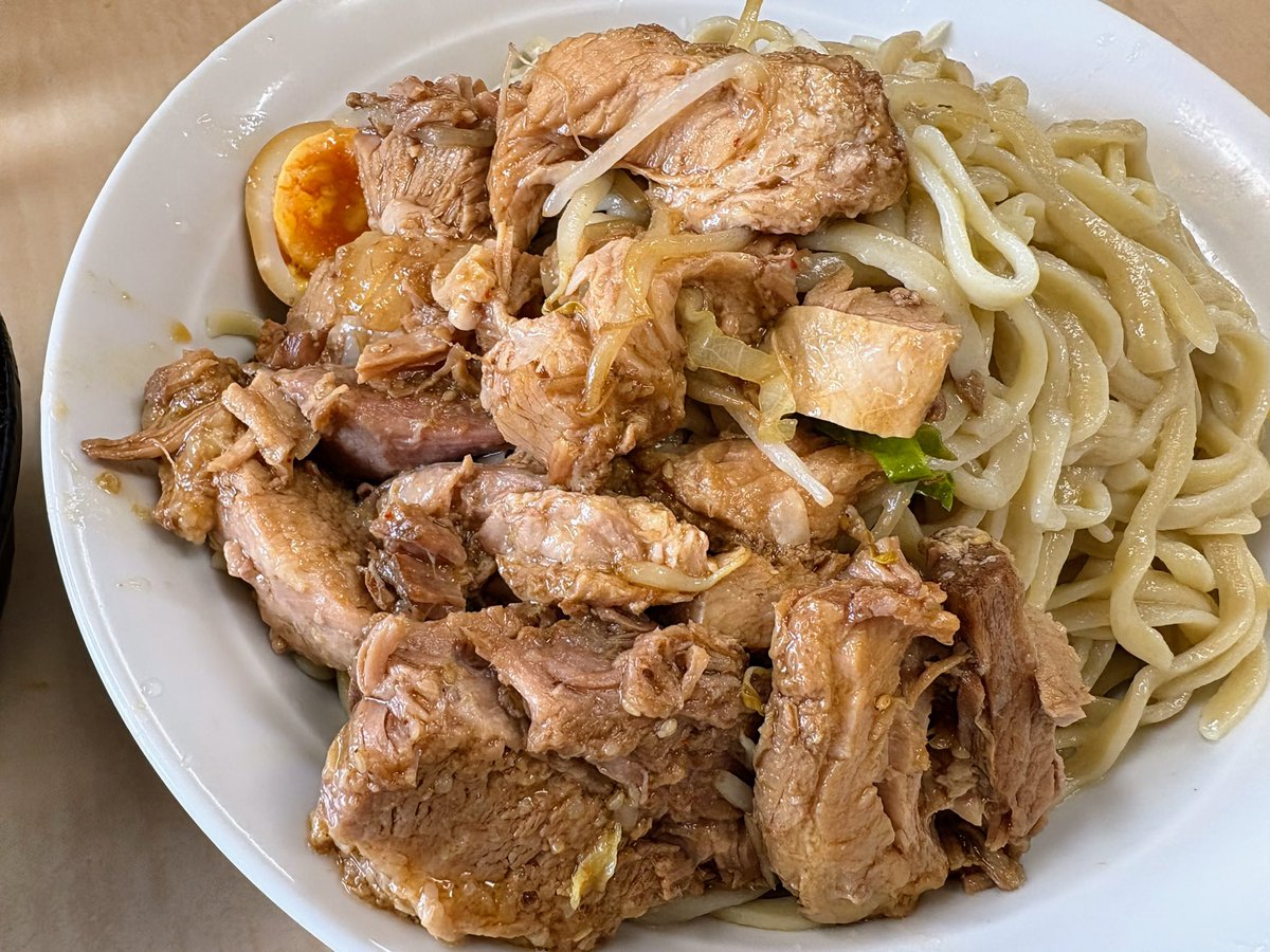 Pirorikun1ek's tweet photo. 🎈ラーメン二郎 京成大久保店🎈
🍜大みそつけ麺＋🐷増し

今日はあんちゃんと味噌つけDay🥳🎶

初訪以来の味噌つけ麺😋
ヤッパリめちゃくちゃ美味かった〜😆
今回も前回の教訓が無意味なほぼ撃沈😂💦
美味いとイッパイ食べたくなっちゃう🤣
ご馳走様でした🙏✨😋

あんちゃん､有難うございました😍 https://t.co/fXhF37Ndht