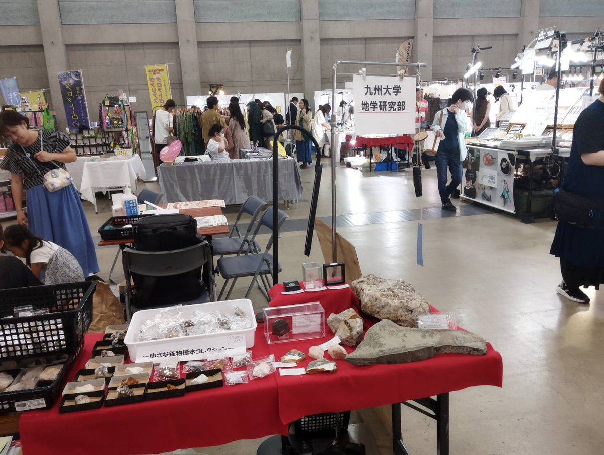 Q_chiken's tweet photo. 地学研究部､熊本で開かれているミネラルマルシェに出展しております！
鉱物の展示の他､体験コーナーもあります！
#九大地研
#ミネラルマルシェ熊本 https://t.co/5YKOs4pXuL