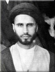 2002Kingfox's tweet photo. 📢 آغاز فاز نهایی فروپاشی‼️
✅ شکافت در راس هرم «قسمت چهارم»
برای مرور و برای اینکه مجبور نباشید قسمتهای قبلی رو بویژه بخش‌های مربوط به پایه های تشکیل دهنده ساختار ایدئولوژیک رژیم رو بخونید مقداری خلاصه میکنم:
گفتیم راس هرم تشیع از سه بخش ولایت فقیه، انجمن حجتیه و بهائیت تشکیل شده است. هر سه فرم شیعه خاستگاه انگلیسی دارند، ولایت فقیه و حجتیه بنیانگذاران هندی دارند و بهائیت بنیانگذار ایرانی.
اصل دعوای نظری این سه بر سر غیبت و ظهور امام مهدی هست! ولایت فقیه می‌گوید نماینده امام منم! حجتیه می‌گوید کسی نماینده امام نیست و حتی دخالت اسلام در سیاست و حتی تحمیل اسلام به جامعه ضرورت ندارد(مهم)! در عوض باید برای مقدمات ظهور تلاش کرد!
بهائیت هم می‌گوید ظهور امام انجام شده، درس‌ها داده شده و بعنوان انسان‌های آگاه سلوک عرفانی رو باید ادامه بدیم. نکته مهم اینجاست که بهائیت با ادعای پایان ظهور عملا دکان خمس و ذکات و حق امام و… رو تخته میکند! جنگ اصلی دقیقا از اینجا آغاز شده! پول!
خلاصه:
ولایت فقیه 🇮🇳🇬🇧 نماینده حکومت امام منم!
حجتیه 🇮🇳🇬🇧 شیعه سیاسی نیست!⬅️ مهدویت!
بهائیت 🇮🇷🇬🇧ظهور انجام شده⬅️ عرفان!
البته ولایت فقیه مستقیم از هند آمد و حجتیه اول از ایران ظهور کرد بعد شعبات هندوستان راه اندازی شد. حجتیه بدلیل ارتباط قوی با بازار تهران و اصفهان و… رقابت دریافت خمس و زکات و… رو از بهائیت برد و بهائیت از بازار حذف و ناچاربه نزدیکی به یهودیان ثروتمند بعلت فقر میشود. به انقلاب ۵۷ میرسیم. حجتیه در جریان انقلاب علیه شاه دخالت نمیکند اما ولایت فقیه با کمونیستهای سرخ متحد و دوگانه سوز انگلیسی روسی میشود:
ولایت فقیه 🇬🇧🇷🇺
حجتیه 🇬🇧
بهائیت 🇬🇧🇮🇱
بعدها با فروپاشی شوروی ولایت فقیه از طریق باند اکبر کوسه آمریکایی هم میشود و…
اما سرنوشت حجتیه جالب توجه است! حجتیه چون در مبارزه با شاه مشارکت نکرده است و از نظر ایدئولوژیک علاقه ای به حکومت ندارد فورا از قطار انقلاب پیاده شده و وارد دو حوزه میشود:
۱- تجارت
۲- اطلاعات و امنیت
روابط حجتیه با بازار از طریق آخوندهایی مثل بهشتی و مطهری محکمتر میشود. با ترور آنها و اعدام و تصفیه بازار از عناصر غیر همسو مثل دستمالچی و… حجتیه در عمل در پوستین حزب موئتلفه شروع به چنبره زدن روی اقتصاد بازار میکند! در دهه های بعد از همین کانال اینها وارد رابطه تجاری عظیم با چین می‌شوند و پشت باند رئیسی مخفی شده و به سیاست باز میگردند. 🇬🇧🇨🇳!
از آنهایی که حجتیه اولین گروه حراستی رژیم هستند و عقبه انگلیسی هم دارند فورا بطور تحسین کننده ایی خودرا از انظار سیاسی ناپدید میکنند! حتی بعضی اعضا مثل ناطق و… هم سال‌های بعد به این نتیجه میرسند که فعالیت چراغ خاموش بمراتب دردسر کمتر و اثرگذاری بیشتر دارد!
فعالیت چراغ خاموش در حوزه سیاست، امنیت و اقتصاد و بویژه فرهنگ فقط محدود به حجتیه نمیشود! بهائیت هم همینطور است. شما هرجا اسم مهدویت دیدید خصوصا اونجایی که با ولایت فقیه زاویه ای حتی کوچک دارد شک نکنید حجتیه اونجاست یا هرجا اسم عرفان به زبان اومد شک نکنید با انداختن ذره بین ردپای بهائیت رو پیدا میکنید!
طبق اساسنامه انجمن فعالیت برای انجمن تا ظهور تعطیل بردار نیست! یعنی در شرایطی که شما عادت به شنیدن نام حجتیه در سپهر سیاسی یا حوزه های فرهنگ و… ندارید در واقع آنها همچنان درحال کارند بویژه اینکه مثل بهائیت از شیوه های جذب و پنهانکاری انگلیسی مثل سلسله مراتبهای بسیار سخت عضوگیری، ازدواج‌های درون مذهبی و مخصوصا تولید نیروهای چند شخصیتی که باور آشکار و روشنی ندارند و حتی ژست جبهه مخالف را گرفته اند استفاده میکنند! این قبیل پنهان کارایهای چند لایه دست آموزان ملکه الیزابت امکان نفوذ بهر حلقه ایی را می‌دهد. از جمله گروههایی که بشدت مشکوک به آلودگی به حجتیه است همین جبهه پایداری است، درحالیکه مشی اصلی آنها ولایت فقیه و محور مقاومت و… هست و خط رسمی حمایت و همراهی با روسیه رو دنبال میکنند اما زیر میکروسکوپ حجتیه را می‌توان درحال وول خوردن در اونها دید!