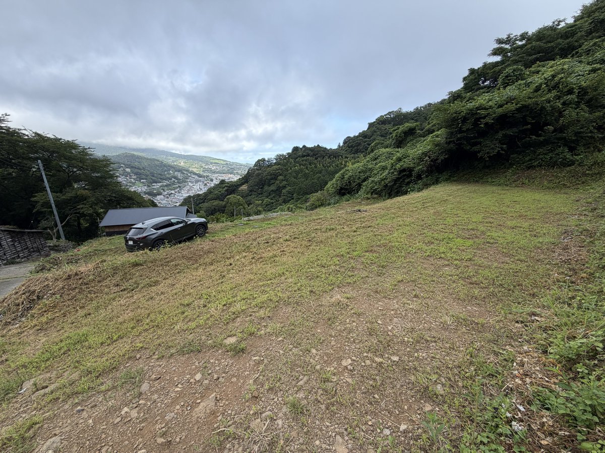 Makojiroh's tweet photo. 明日7/19、人気のオートサイトが
1組分キャンセルが出ました！

基本車を横付けできないGROVEなので
なかなか行きづらいなあと思ってたらそこのアナタ。

草刈りたてピッカピカのベストコンディションのオートサイトで
今こそGROVEデビューすべきなんじゃなぁい？ https://t.co/DEMcv45dEq