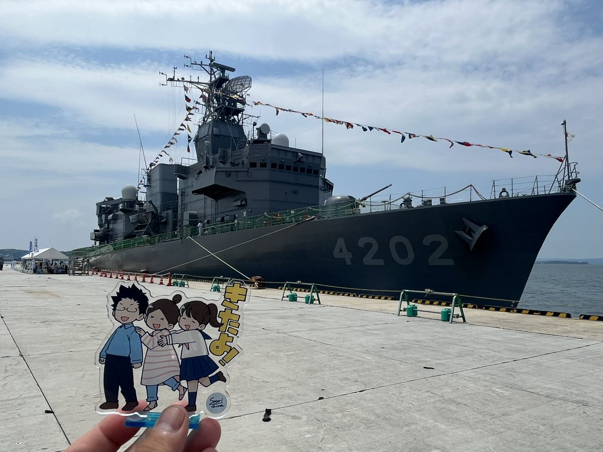 koni_ch47ja's tweet photo. @saori_taira 

来たよ！訓練支援艦くろべ。
満艦飾掲揚に号泣です。

昨年、名古屋港での一般公開でもお世話になった艦長の門脇二等海佐にもご挨拶→ツーショットいただきました‼️🫡🫡🫡

#訓練支援艦くろべ
#ATS4202
#来たよおでかけアクスタ https://t.co/onMzVgxiKY