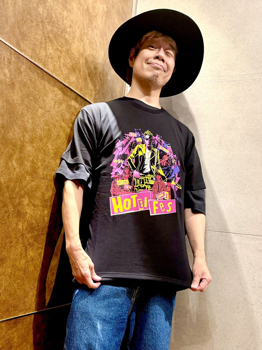 Official_Hotei's tweet photo. スタジオで10-FEETのTAKUMAとバッタリ（笑）。HOTEI FESTシャツをプレゼントし記念の2ショット。似合うね！10-FEETファンはもちろん、両日の出演者がクールにプリントされたこのTシャツ、それぞれのファンの皆さんも是非記念にゲットしてくださいね！

いよいよ待望のフェス初日まであと1週間となりました。楽しみです！

#takuma #10feet #hoteifes #布袋フェス 

@takuma10feet