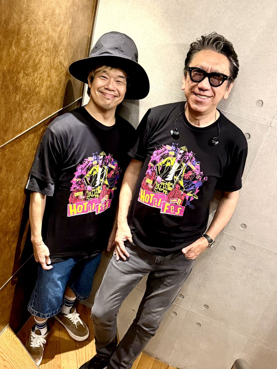 Official_Hotei's tweet photo. スタジオで10-FEETのTAKUMAとバッタリ（笑）。HOTEI FESTシャツをプレゼントし記念の2ショット。似合うね！10-FEETファンはもちろん、両日の出演者がクールにプリントされたこのTシャツ、それぞれのファンの皆さんも是非記念にゲットしてくださいね！

いよいよ待望のフェス初日まであと1週間となりました。楽しみです！

#takuma #10feet #hoteifes #布袋フェス 

@takuma10feet