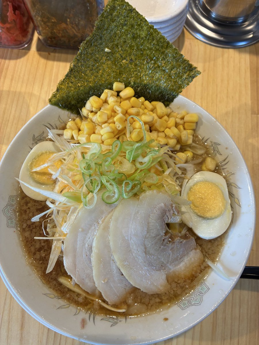YsKoMoRi's tweet photo. 三水
チャーシューはやや塩っぱかったが、総合的に美味しかった！

食券買う時に麺の硬さや味の濃さとか「普通」でも全部選択しないと注文できない仕様が分かりにくく、苦戦する人多数。で、行列伸びる。食券購入後に店内でさらに10名ほど待った。
次はチャーシュー無しで他のトッピング増を試したい。 https://t.co/T199nCsdvT