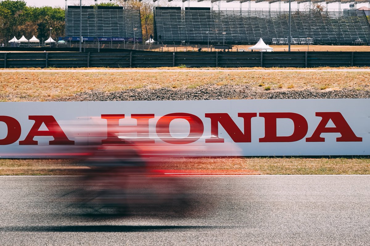 HRC_MotoGP's tweet photo. Honda HRC's mid-year check in #StealthMode ๐ฅทPt2
Back to work in Buriram.
Buriram Test Combined Results:
๐
ฟ๏ธ๐ @JoanMirOfficial 1'29.296
๐
ฟ๏ธ1๏ธโฃ3๏ธโฃ @Luca_Marini_97 1'26.451 https://t.co/E9donKjPo4