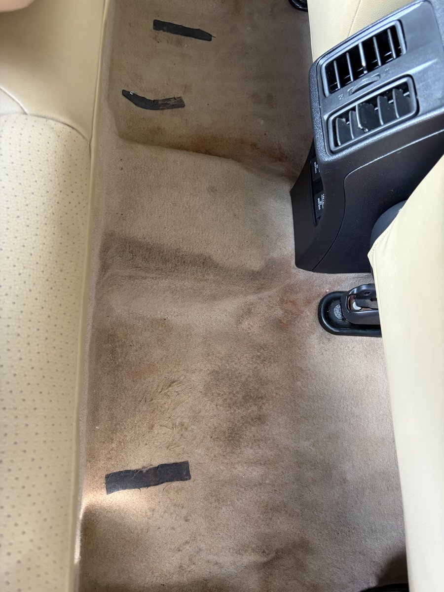 Vijilvalsan's tweet photo. Car delivered after 84 days of service at @signaturehondakannur. And no response from @HondaCarIndia even after repeated mail. Broken glass inside, paint particles, mud inside, power window not working, dead battery, scratch on door. https://t.co/tO4upbb04N