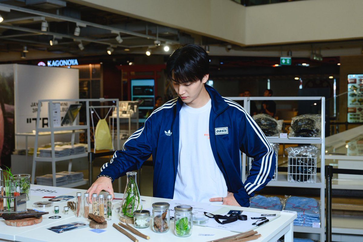 siamdiscovery1's tweet photo. 💚 เหลืออีก 2 วันสุดท้าย!

ทั้งมุมถ่ายรูปสุดชิค ทั้งไอเทมสุดพิเศษ ยังรอ Ahgase ทุกคนอยู่ที่ JAY B 3rd MINI ALBUM “https://t.co/groDt7MSvG” POP UP STORE 🍃

แล้วมาเจอกันที่ Siam Discovery!

#SiamDiscoveryxJAYB #SiamDiscovery #JAYB #제이비 #TR_EE https://t.co/SPghBZAHJb