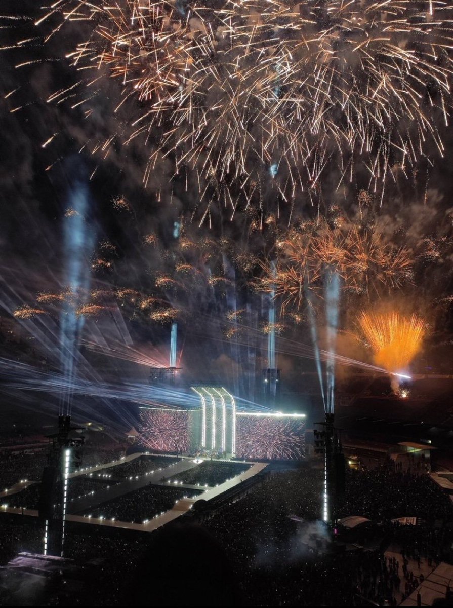 jmjkkkm's tweet photo. HOJE O MORUMBIS ILUMINOU O CÉU DE SÃO PAULO, HARRY STYLES VOCÊ É GIGANTE!!! https://t.co/8LzPXG0t6Q