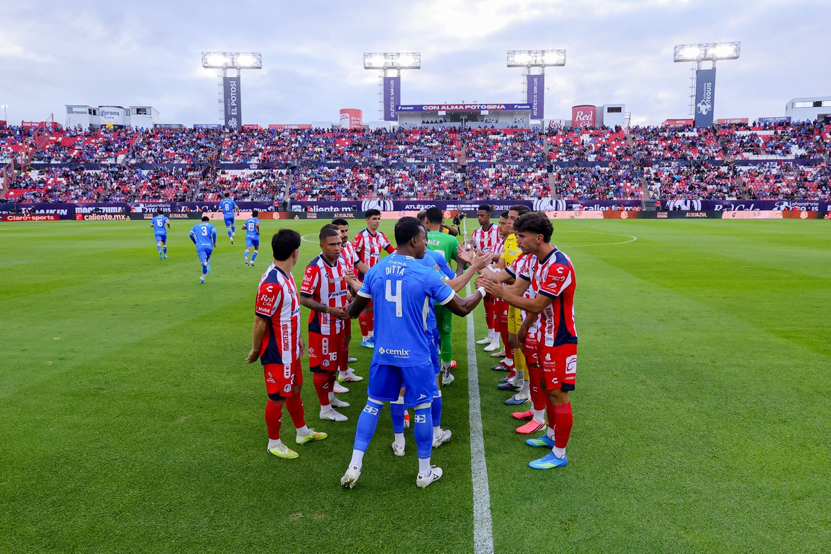 LigaBBVAMX's tweet photo. Pasillo al campeón. 🙌

Bien ahí, @AtletideSanLuis. 👏

Notable recibimiento a @CruzAzul en el arranque de una nueva edición de la liga más mágica del continente.

#J1 #AP26 ✨ #LaLigaDeLaAfición https://t.co/HKjjj3mPAm