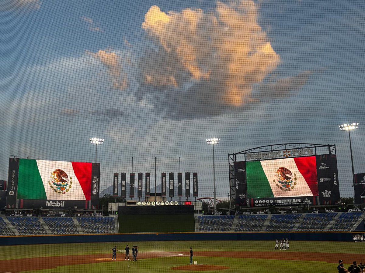 SultanesOficial's tweet photo. No, no es una pintura, es el majestuoso Walmart Park. https://t.co/w2FH6dNwMV