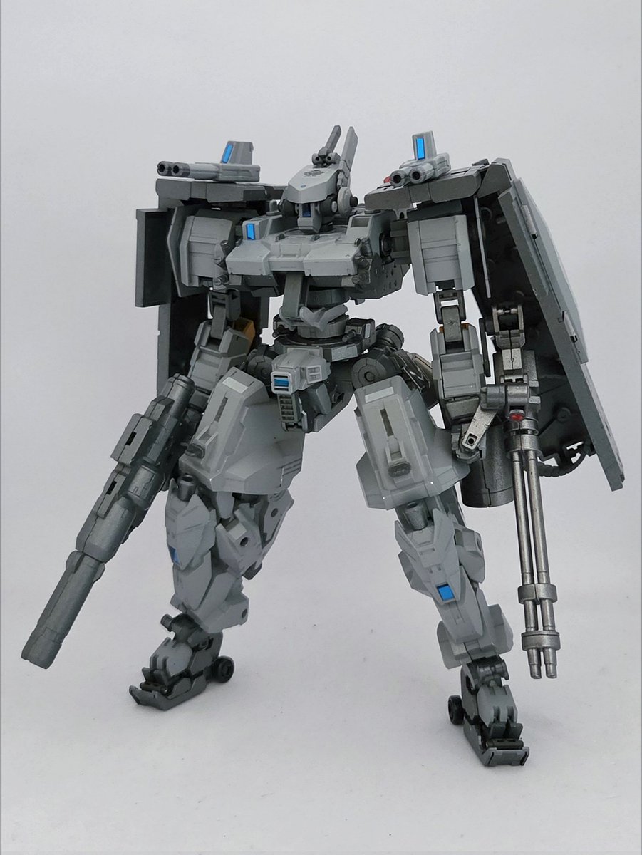 komakaisan's tweet photo. 【ディバインロット】
旧式のバスキーロットを大改修したEXMで主に盾の役目を担う
大型化して武器の積載量も大幅にアップしている

肩のシールドは可動式で前面に展開してさらに防御力を高める事ができる
#30MMCM2026
#30MMEF https://t.co/Vp7f1gMYi6