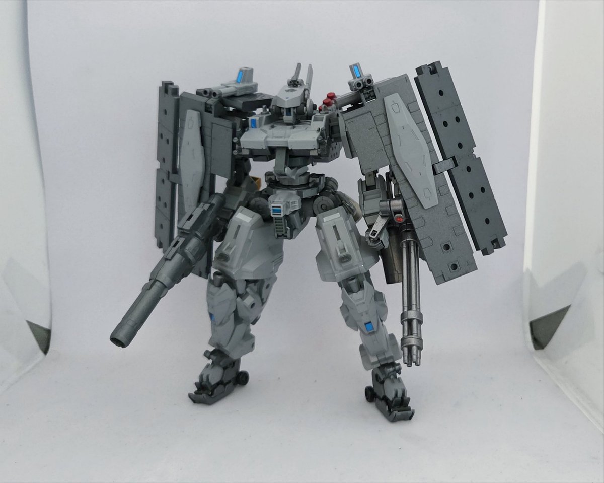 komakaisan's tweet photo. 【ディバインロット】
旧式のバスキーロットを大改修したEXMで主に盾の役目を担う
大型化して武器の積載量も大幅にアップしている

肩のシールドは可動式で前面に展開してさらに防御力を高める事ができる
#30MMCM2026
#30MMEF https://t.co/Vp7f1gMYi6