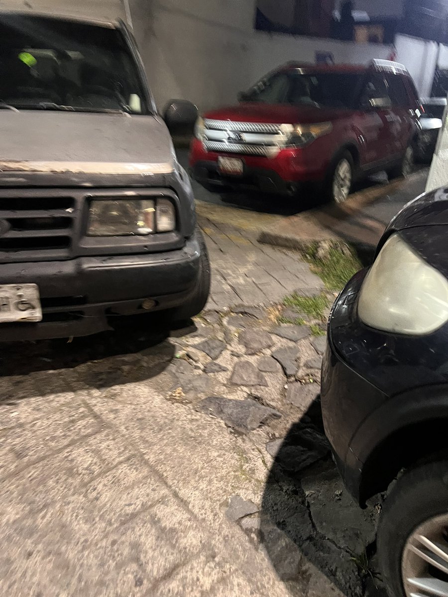 hern12529311's tweet photo. Buenas Noches de nuevo solicitamos apoyo el mismo vehículo obstruyen zona de recolección en José Moreno Salido esq. Héroes, @ALaMagdalenaC Es el mismo carro y ahora otro más obstruyendo el paso a la banqueta y con placas de discapacidad @OVIALCDMX @UCS_GCDMX #TransitoGCDMX https://t.co/E4uNt7yeqN