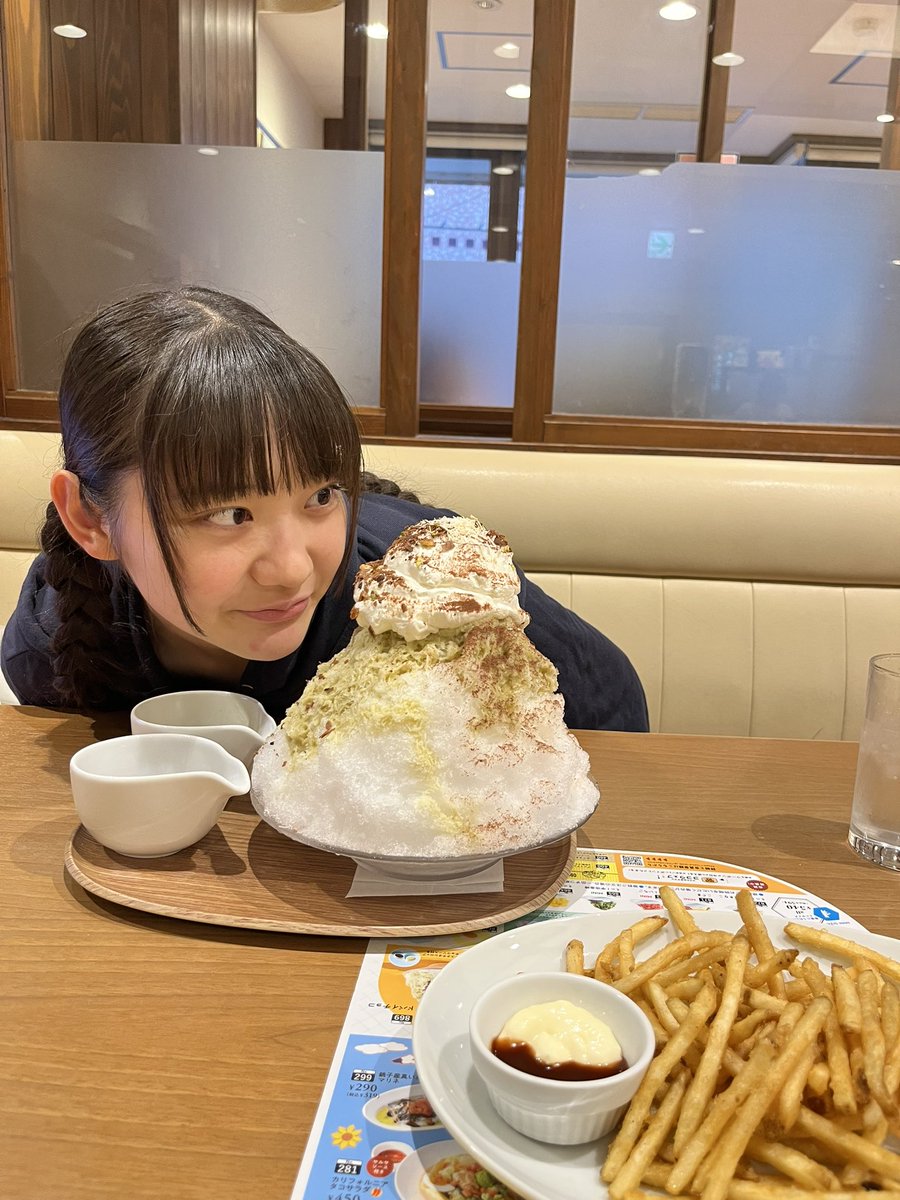 hanamicchi's tweet photo. でっかいかき氷食べました！
夏！

ココスのドバイチョコかき氷 https://t.co/vbJtfHNd5H