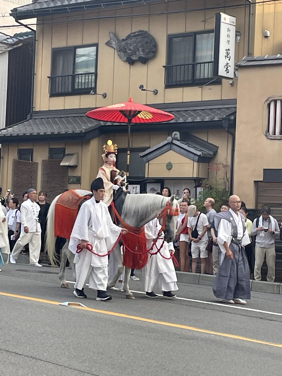 fsfZr88jZrkMYa3's tweet photo. 祇園祭は山鉾巡行が注目を集めるのだが
実は山鉾は街にある邪を集めるお役目で
街が綺麗になった後、お神輿さんが通らはる
あまり知られてないのだが、行列のお稚児さんは久世稚児といって八坂さんとは別の綾戸國中神社のお稚児さんである
実は有名な長刀鉾のお稚児さんより格が高いらしい https://t.co/1ID3O8vAs0