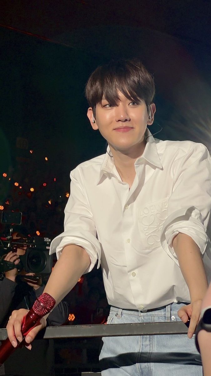puppy__bh's tweet photo. 팬들보는 백현이 너무 예뿌다 https://t.co/xsPpTq1RSw