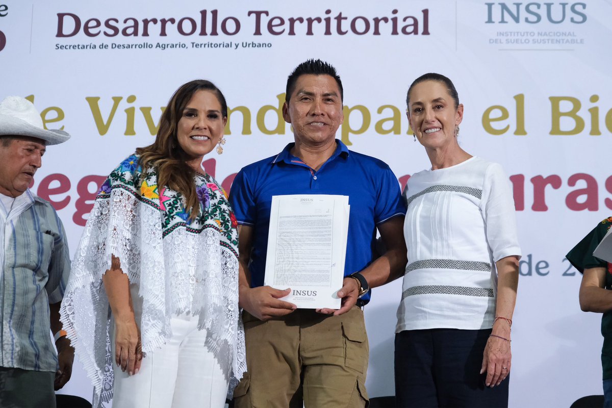 MaraLezama's tweet photo. 🏡 Hoy hacemos justicia social para 474 familias de la colonia Colosio, en #PlayaDelCarmen. Después de más de 30 años de espera, hoy tienen en sus manos las escrituras que les dan certeza jurídica sobre el patrimonio que construyeron con tanto esfuerzo.

🇲🇽 De la mano de nuestra presidenta, @Claudiashein, seguimos demostrando que escuchar al pueblo y gobernar en territorio da resultados. Así construimos el segundo piso de la Cuarta Transformación: con humanismo, cercanía y un profundo compromiso por y para el pueblo, convirtiendo los derechos en realidades.