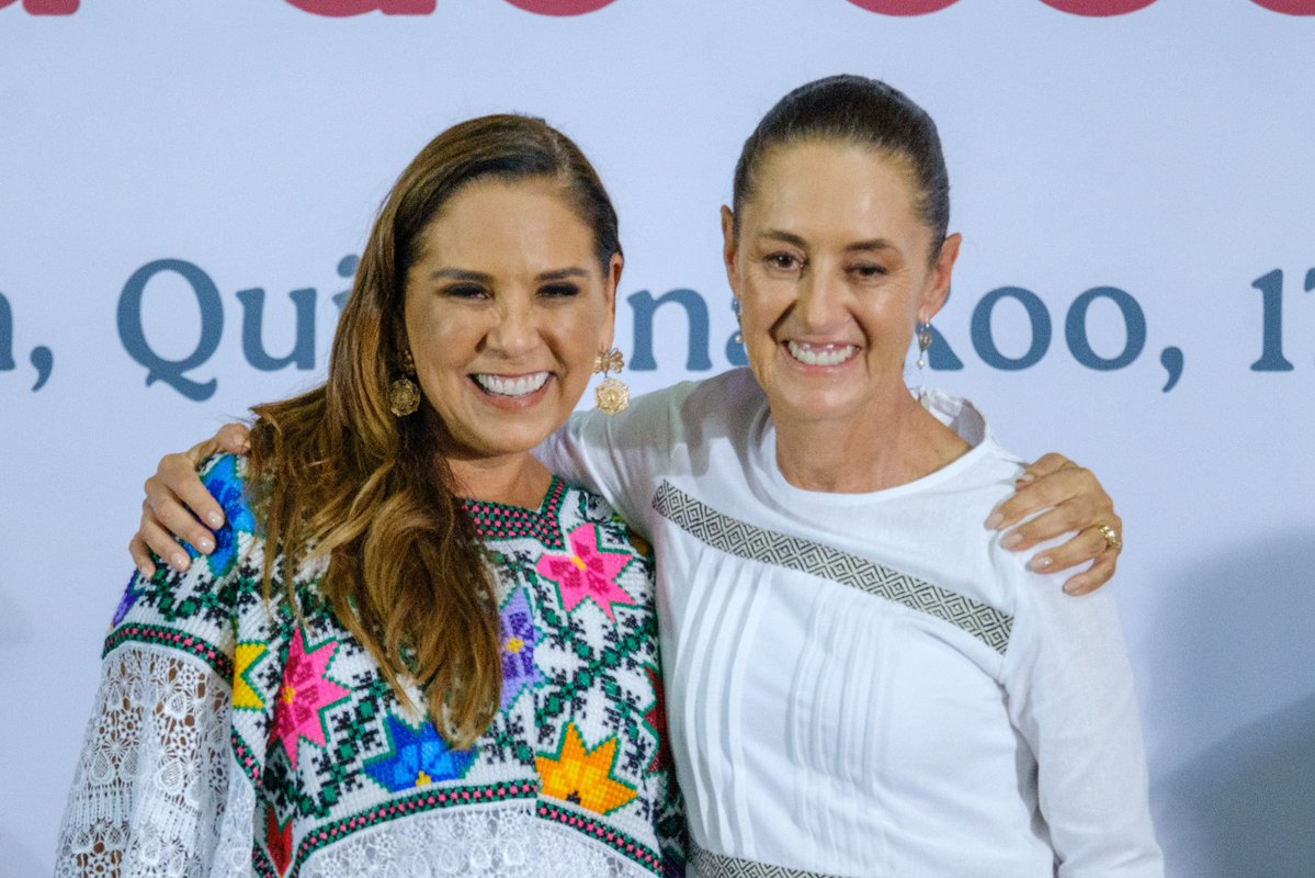 MaraLezama's tweet photo. 🏡 Hoy hacemos justicia social para 474 familias de la colonia Colosio, en #PlayaDelCarmen. Después de más de 30 años de espera, hoy tienen en sus manos las escrituras que les dan certeza jurídica sobre el patrimonio que construyeron con tanto esfuerzo.

🇲🇽 De la mano de nuestra presidenta, @Claudiashein, seguimos demostrando que escuchar al pueblo y gobernar en territorio da resultados. Así construimos el segundo piso de la Cuarta Transformación: con humanismo, cercanía y un profundo compromiso por y para el pueblo, convirtiendo los derechos en realidades.
