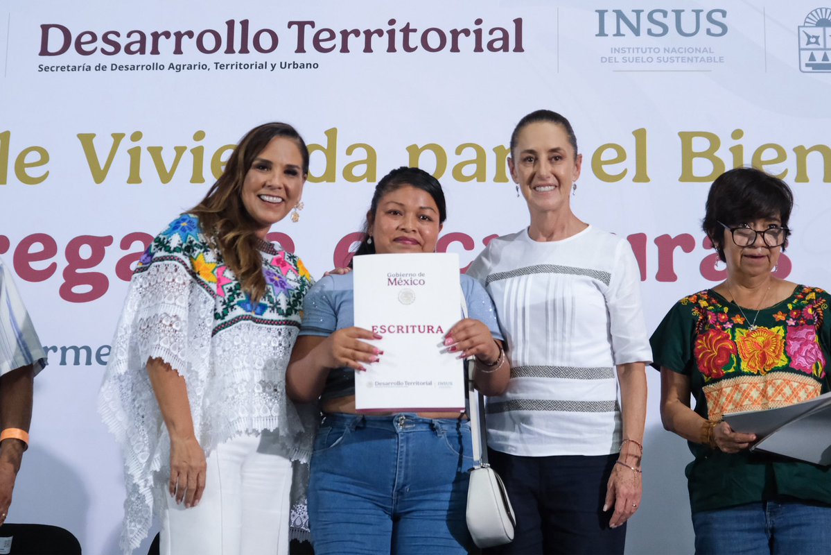 MaraLezama's tweet photo. 🏡 Hoy hacemos justicia social para 474 familias de la colonia Colosio, en #PlayaDelCarmen. Después de más de 30 años de espera, hoy tienen en sus manos las escrituras que les dan certeza jurídica sobre el patrimonio que construyeron con tanto esfuerzo.

🇲🇽 De la mano de nuestra presidenta, @Claudiashein, seguimos demostrando que escuchar al pueblo y gobernar en territorio da resultados. Así construimos el segundo piso de la Cuarta Transformación: con humanismo, cercanía y un profundo compromiso por y para el pueblo, convirtiendo los derechos en realidades.