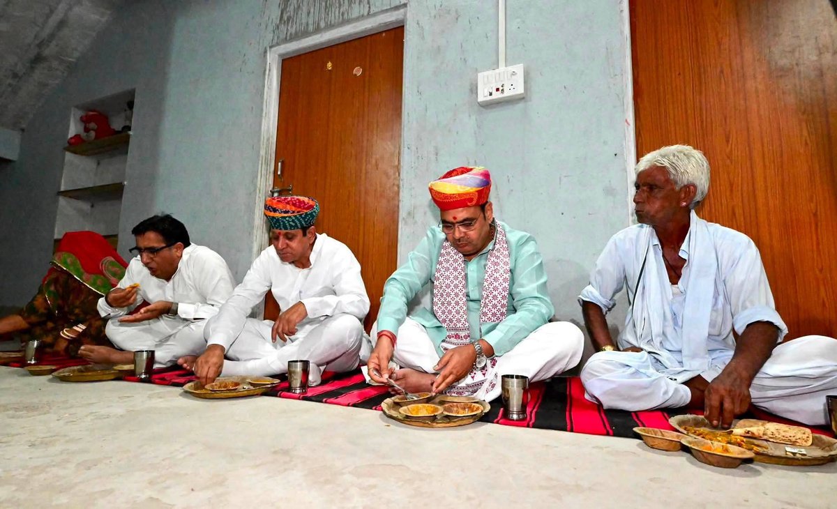 AjaysinghKilak's tweet photo. ग्राम विकास चौपाल के पश्चात आदरणीय यशस्वी मुख्यमंत्री श्री भजनलाल जी शर्मा के साथ #डेगाना की ग्राम पंचायत #तिलानेश  में वीर सपूत, अमर शहीद ग्रेनेडियर मोडाराम खटकड़ जी के आवास पहुँचकर उनकी पावन स्मृतियों को श्रद्धापूर्वक नमन किया।

@BhajanlalBjp @BJP4Rajasthan @RajCMO https://t.co/kVMwCCwCaG