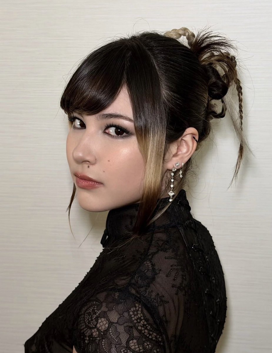 kaoliutz's tweet photo. she needs to never ever put the eyeliner down like omg. https://t.co/s6BCxkpk89